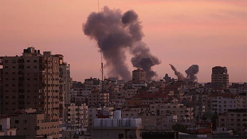 Helicóptero israelí realiza ataque nocturno contra Gaza